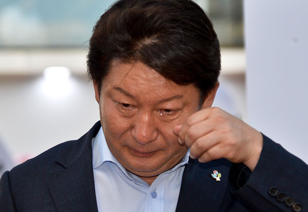 권영진 대구시장이 정부의 신공항 백지화에 대한 진상 규명을 촉구하는 연설을 한 뒤 눈물을 훔치며 연단을 내려오고 있다. 우태욱 기자 woo@msnet.co.kr
