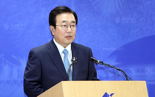 서병수 부산시장이 27일 부산시청에서 김해신공항 결정에 따른 부산시 입장을 설명하고 있다. 서 시장은 
