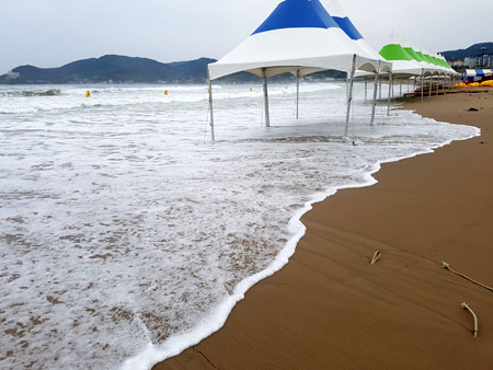 27일 도구해수욕장은 너울성 파도로 개점휴업 상태였다. 배형욱 기자