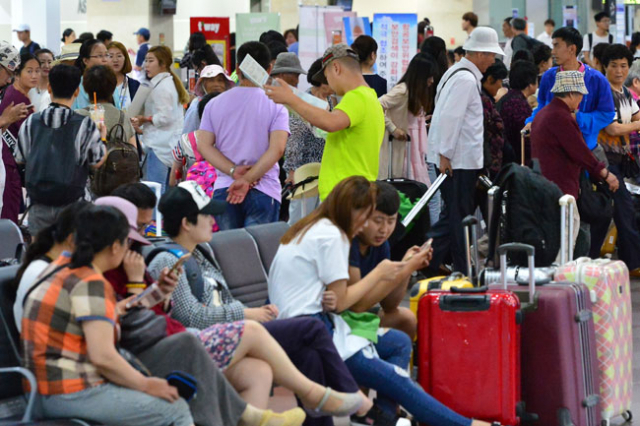 대구국제공항 1층 입국장이 중국 선양과 상하이, 베이징, 일본 오사카 등에서 온 관광객들로 북새통을 이루고 있다. 정운철 기자 woon@msnet.co.kr