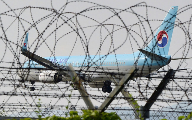 27일 대구국제공항 담벼락 위에 설치된 철조망 너머로 비행기가 착륙하고 있다. 성일권 기자 sungig@msnet.co.kr