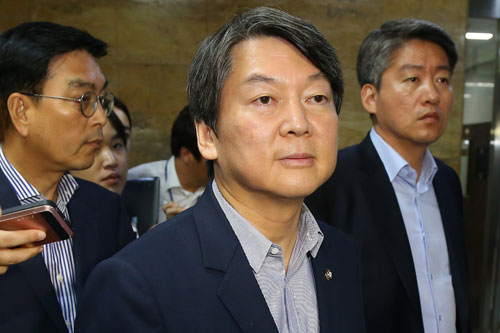 국민의당 안철수 상임공동대표가 28일 오후 국회에서 총선 홍보비 리베이트 의혹으로 검찰 수사를 받고 있는 박선숙, 김수민 의원과 관련한 당의 결정을 발표한 뒤 빠져 나가고 있다. 연합뉴스