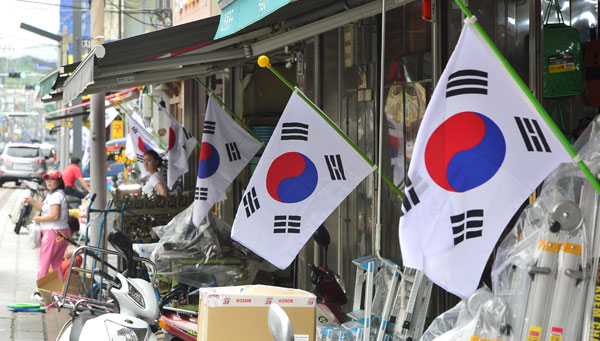 28일 대구 중구 북성로 공구골목 상가에 태극기 100여 개가 조기로 게양돼 있다. 상인들은 중구청이 