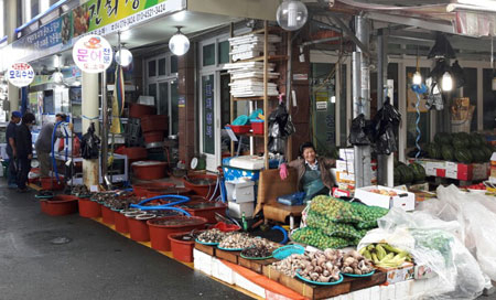 9마리의 용이 승천한 포구라는 구룡포에는 구룡포시장이 손님들을 반긴다. 동해안 어느 시장과 겨뤄도 뒤지지 않을 만한 품질의 수산물이 풍성해 사시사철 관광객들이 끊이지 않는 곳이다. 최근 아케이드 공사가 마무리돼 산뜻해진 구룡포시장 모습.