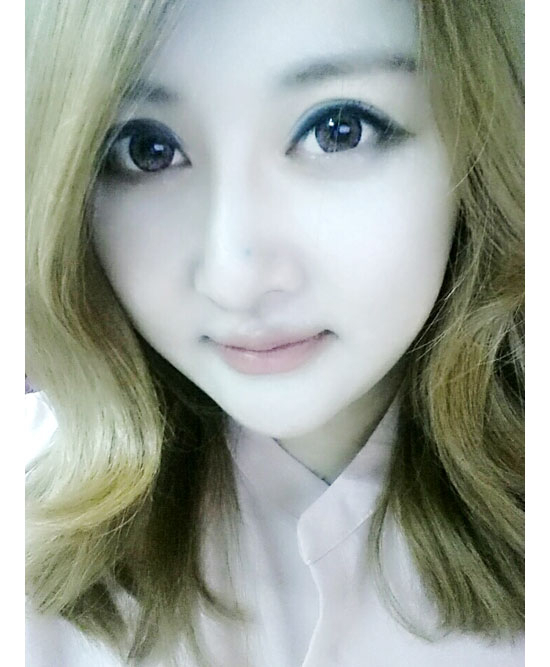 촉촉하면서 볼륨있는 입술을 연출하기 위해 피치컬러립스틱을 입술 바깥에서 안쪽으로 펴 발라 준다. 입술 발색을 선명하게 하고 싶다면 코랄빛이 도는 펄 립글로스를 입술 중앙에 덧발라 연출한다.