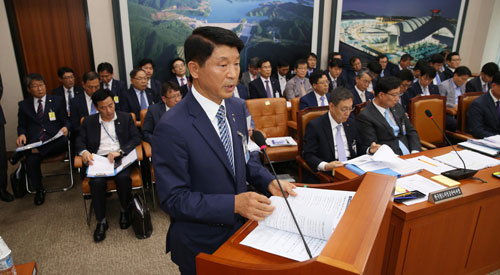 29일 열린 국회 국토교통위 상임위에선 불가능하다고 결정됐던 김해공항 확장이 갑자기 가능해진 이유에 대해 질의가 집중됐다. 주호영 의원은 성일환 한국공항공사 사장에게 국토교통부가 