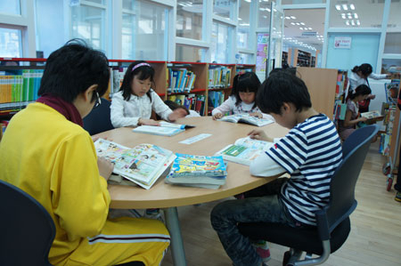 칠곡군립 왜관도서관에서 주민들이 독서를 하고 있다. 칠곡군 제공