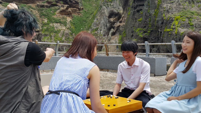 이세돌 9단과 가수 김장훈이 독도에서 바둑대결을 벌였다.
