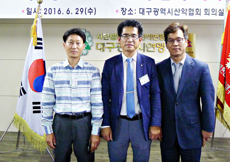 제12회 대구시산악협회 차진철(가운데) 회장과 신임 박재철(왼쪽)