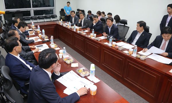 권영진 대구시장이 1일 국회 의원회관에서 열린 