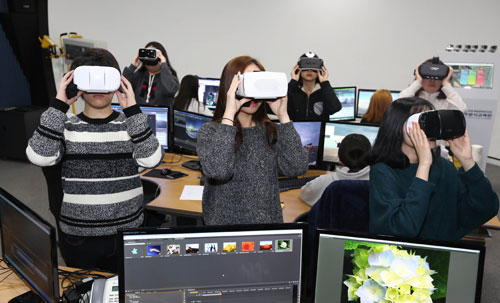 영진전문대 학생들이 가상현실(VR) 체험 실습을 진행하고 있다. 영진전문대 제공