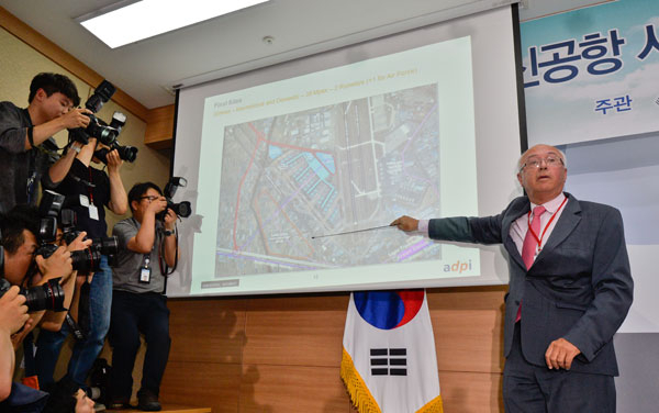 ADPi가 지난달 21일 신공항 용역 결과를 발표했지만 아직 최종보고서는커녕 원자료(raw data)도 국토부에 제출하지 않은 것으로 알려져 계약위반 지적과 함께 비난을 사고 있다. 매일신문 DB