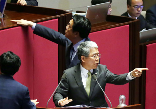 새누리당 정진석 원내대표가 5일 오전 국회 본회의장에서 박주선 국회부의장에게 국민의당 김동철 의원이 발언하는 동안 김 의원의 발언에 대해 항의하고 있다. 이날 김 의원의 대정부 질문 때 새누리당 이장우 의원이 김 의원의 질문을 방해하는 발언을 하자 김 의원이 이에 반발하며 양측은 고성이 오갔다. 연합뉴스