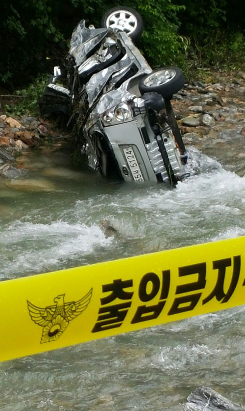 5일 오전 3시께 강원도 정선군 남면 광덕리 인근 하천에서 김모(75) 씨 등 60, 70대 노인 4명이 탄 모닝 승용차가 농로 왼쪽 4m 아래 하천으로 추락한 후 불어난 하천 급류에 휩쓸렸다. 이 사고로 차에 탄 노인 4명이 급류에 휩쓸려 실종된 것으로 경찰과 소방당국은 보고 있다. 사고 차량은 급류에 휩쓸려 500여m 하류 지점에서 발견됐다. 연합뉴스