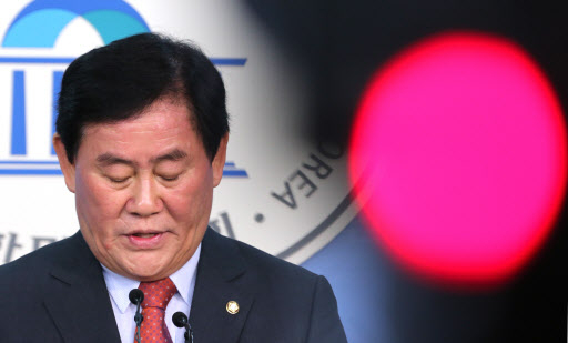 새누리당 친박(친박근혜)계 좌장인 최경환 의원이 6일 오전 국회 정론관에서 기자회견을 열고 