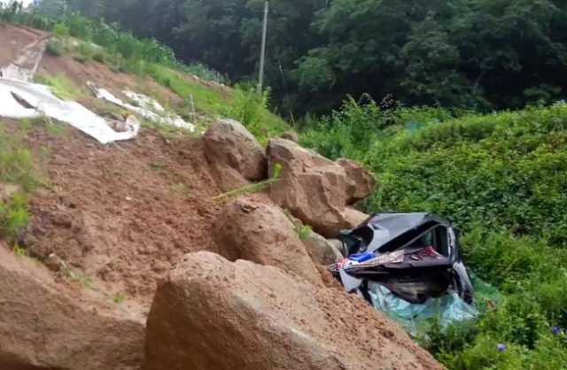 6일 오전 8시 43분쯤 안동시 도산면 선양리 한 야산에서 발생한 산사태로 인근 주민 권모(73) 씨의 소나타 승용차량이 매몰됐다. 이 사고로 인명피해는 없었다