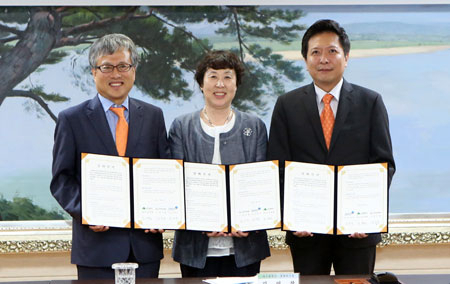 대구시와 한전KDN, 대구경북경제자유구역청은 6일 수성의료지구 내 한전KDN 입주 및 마이크로 그리드 구축사업 추진을 위한 협약을 체결했다. 왼쪽부터 김연창 대구시 경제부시장, 임수경 한전KDN㈜ 대표, 도건우 대경경자청장. 대경경자청 제공