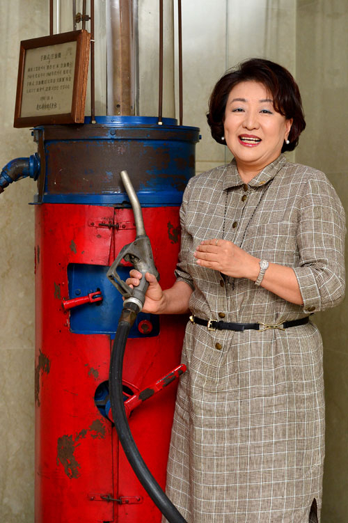 KK주식회사 박윤경 회장이 KK 본사에 전시된 1940년대 말 사용하던 수동식 주유기를 들고 있다. 정운철 기자 woon@msnet.co.kr