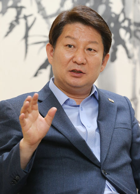 권영진 대구시장은 K2 이전, 대구공항 활성화, 취수원 이전 등 밀린 숙제 해결과 물