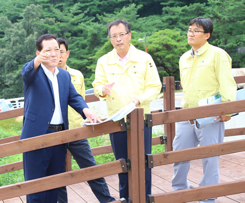 김항곤(왼쪽에서 두 번째) 성주군수가 독용산성과 성주호를 잇는 관광단지 조성 현장을 점검하고 있다. 성주군 제공