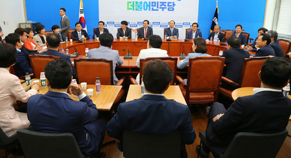 더불어민주당 우상호 원내대표와 박완주 원내수석부대표, 초선의원들이 7일 오전 국회에서 열린 간담회의 시작을 기다리고 있다. 이날 간담회는 최근 초선의원들의 의정 활동 도중 나온 일부 발언에 대해 비판이 거세지자 내부단속 차원에서 소집됐다. 연합뉴스