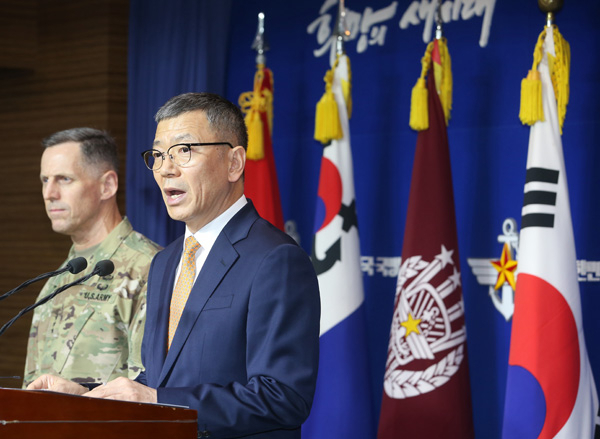 류제승 국방부 국방정책실장(오른쪽)과 토머스 벤달 미8군사령관이 8일 오전 서울 용산구 국방부에서 주한미군의 고고도 미사일방어체계인 사드(THAAD) 배치 관련 발표를 하고 있다. 연합뉴스