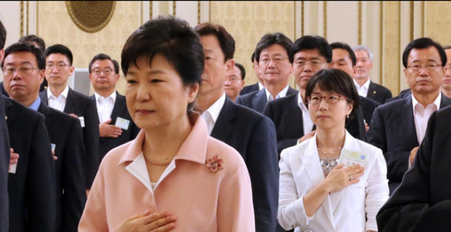 박근혜 대통령과 새누리당 유승민·이정현 의원 등 참석 의원들이 8일 청와대에서 열린 새누리당 지도부 및 국회의원 오찬에서 국기에 대한 경례를 하고 있다. (연합뉴스)