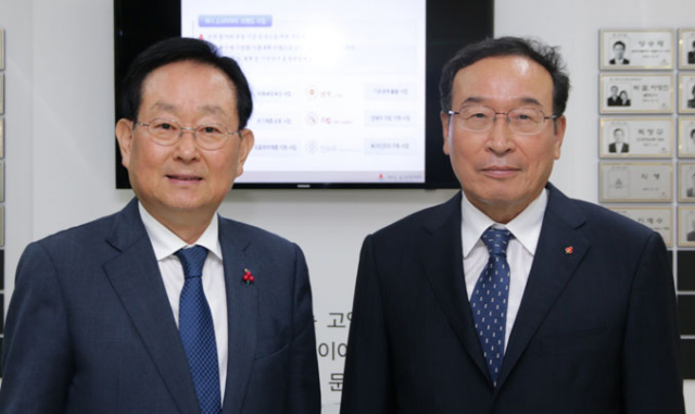 신정필(왼쪽) (주)세양 대표이사, 함인석 대구사회복지공동모금회 회장.