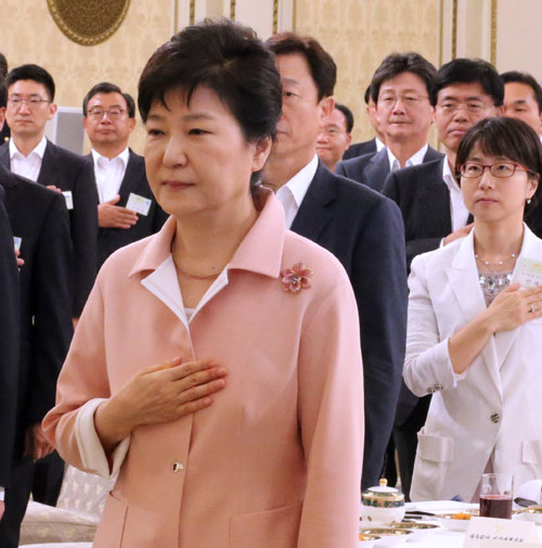 박근혜 대통령과 새누리당 유승민 의원이 8일 청와대에서 만났다. 이날은 유 의원이 원내대표에서 물러난 지 1년째 되는 날이었다. 이날 새누리당 소속 의원 전원을 청와대에 초청한 자리였지만 언론의 관심은 박 대통령과 유 의원의 만남에 집중됐다. 두 사람은 약 35초 동안 안부와 K2 비행장 이전 문제 등을 소재로 대화를 나눴다. 연합뉴스