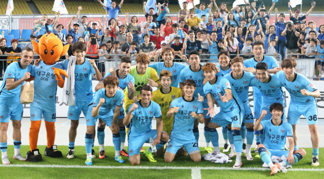 9일 대구스타디움에서 열린 홈 경기에서 대전에 2대1 역전승을 거두고 전반기를 마무리한 대구FC 선수들이 팬들 앞에서 포즈를 취했다. 대구FC 제공