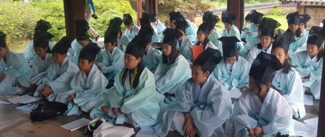 명륜교실에 참가한 학생들이 사자소학을 배우고 있다. 봉화군 제공