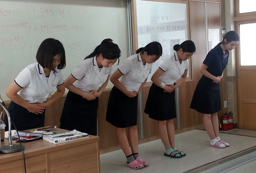 경산여상의 성공 취업 프로젝트 중 하나인 면접 트레이닝. 금융권 및 기업체 취업 희망자뿐만 아니라 모든 고3 학생을 대상으로 이루어지고 있다.