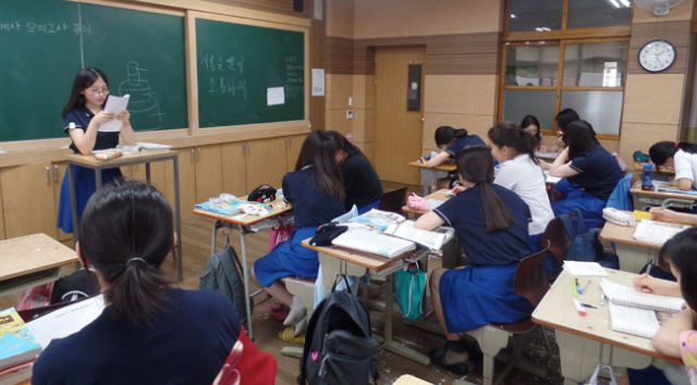 지난달 30일 교수 스모프에 속한 1, 2학년 학생들이 친구들을 대상으로 기말고사에 포함된 내용을 수업하고 있다. 효성여고 제공