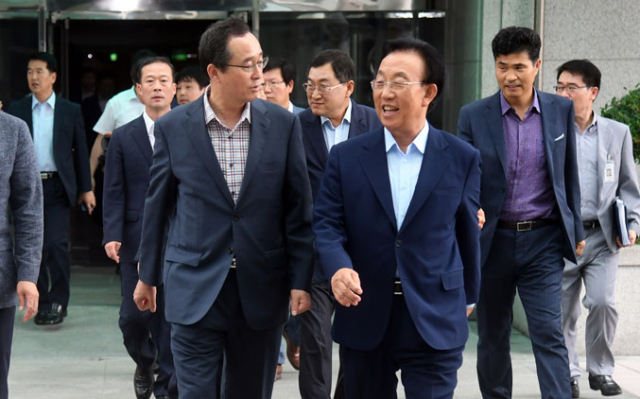 11일 김관용 경북도지사는 전북도청을 방문, 송하진 전북도지사를 만나 경북