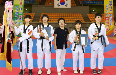 상주에서 열린 제49회 경북도교육감기태권도대회 여고부 A 입상 선수와 경북태권도협회 성문숙(가운데) 회장이 시상식 뒤 포즈를 취했다. 경북태권도협회 제공