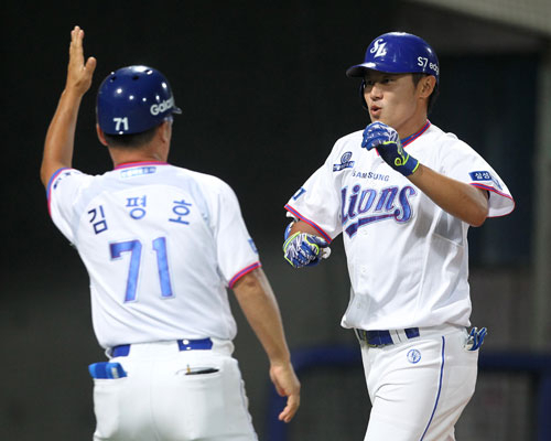 삼성 라이온즈의 우동균이 12일 포항야구장에서 열린 2016 프로야구 롯데 자이언츠와의 경기 4회말 역전 솔로 홈런으르 친 뒤 김평호 1루 코치의 환영을 받고 있다. 삼성 라이온즈 제공