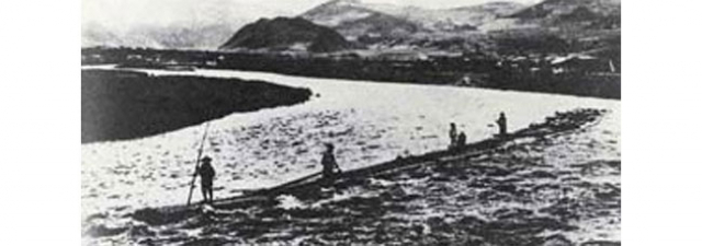 1910년 한일합방이 공식발표되자 신민회 간부였던 이회영 선생은 일가족 60여 명을 거느리고 압록강을 건너 지금의 유하현 삼원포(삼원보)로 이주해 왔다. 비슷한 시기에 이경희 선생도 가족들을 이끌고 이곳 서간도로 망명을 온 것으로 추정된다. 사진은 서간도와 인접한 압록상 상류 모습.