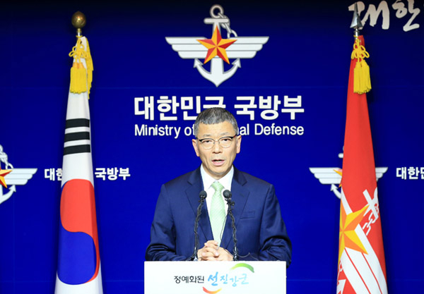 류제승 국방부 국방정책실장이 13일 오후 서울 용산구 국방부 브리핑실에서 미국의 고고도 미사일방어체계(THAAD·사드)의 경북 성주 배치 선정 배경에 대해 설명을 하고 있다. 연합뉴스