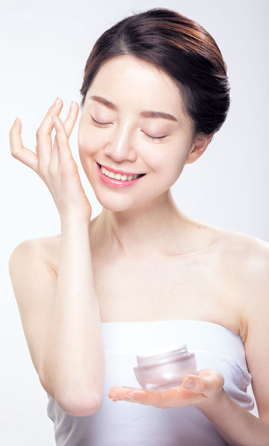 여배우들의 광채 피부가 부럽다면 화학적 성분이 가미된 클렌징 오일 제품보다 천연오일 제품을 사용하면 광채 피부를 가꾸는 데 효과를 높일 수 있다.