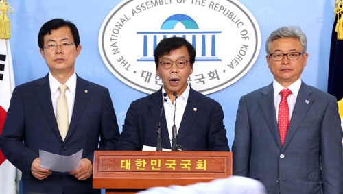 새누리당 이완영 의원(고령성주칠곡)이 13일 오전 국회 정론관에서 정부의 사드 배치와 관련, 대구경북 의원 명의의 성명서를 발표하고 있다. 이들은 성명서에서 