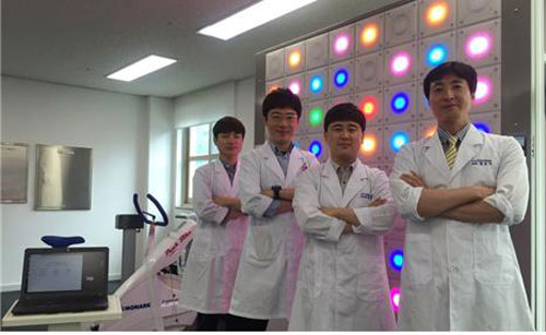 대구스포츠과학센터를 운영할 홍창배 센터장 등 4명의 연구원이 포즈를 취했다. 대구시체육회 제공