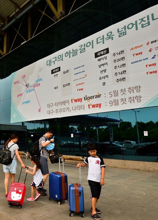 13일 대구국제공항 대합실 입구에 대구공항을 오가는 국내선과 국제선 항공편을 보여주는 현수막이 붙어 있다. 대구시에 따르면 올 상반기 대구공항 이용객은 100만5천449명(국내선 77만7천700명, 국제선 22만7천749명)으로 집계됐다. 우태욱 기자 woo@msnet.co.kr