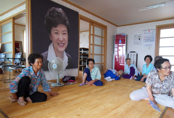 13일 박근혜 대통령의 선대 고향마을인 성주 선남 황신마을 마을회관에서 만난 주민들은 