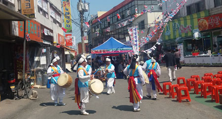 연일시장 입구 및 부조장터 축제 마중물 놀이 한마당. 포항시 제공