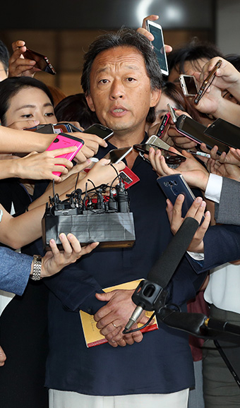 박현정 전 서울시립교향악단 대표로부터 명예훼손 혐의로 고소당한 정명훈 전 서울시향 예술감독이 14일 오전 조사를 받기 위해 서울중앙지검으로 출석하며 취재진의 질문에 답하고 있다. 연합뉴스
