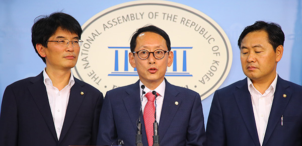 새누리당 김도읍(가운데), 더불어민주당 박완주(왼쪽), 국민의당 김관영 원내수석부대표가 14일 오후 국회에서 