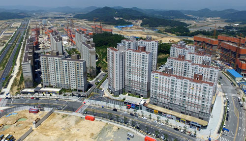 경북 신도청과 아파트, 각종 정주여건이 들어서고 있는 신도시를 하늘에서 바라본 모습. 도청신도시 내 주택시장은 냉랭하지만 택지와 각종 용지 분양시장은 여전히 활발하다. 장성혁 드론 촬영