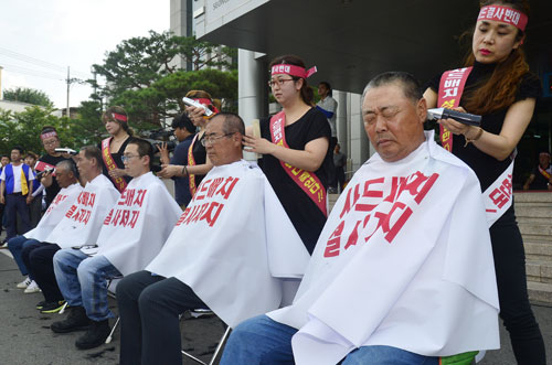 14일 경북 성주군청 앞에서 사드 배치 반대 삭발식이 열려 군민 대표 5명이 삭발을 하며 사드 배치 철회를 촉구하고 있다. 성일권 기자 sungig@msnet.co.kr
