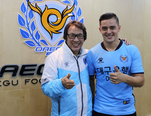 대구FC가 14일 영입한 브라질 출신의 공격수 알렉스(오른쪽)가 조광래 대표이사와 포즈를 취했다. 대구FC 제공