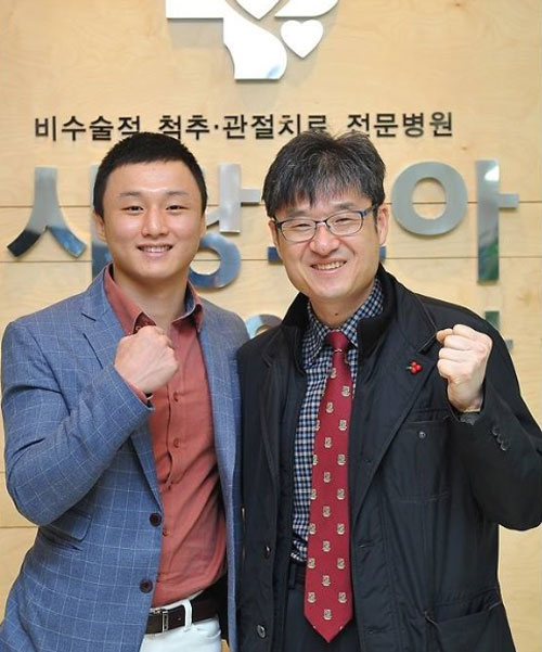 14일 대구 사랑모아통증의학과에서 대구 출신의 떠오르는 UFC 스타 최두호에 대한 환영 행사가 열렸다. 병원에서 포즈를 취한 최두호(왼쪽)와 백승희 원장. 사랑모아통증의학과 제공